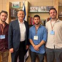 בפגישה עם ח"כ יולי אדלשטיין. פנחסי שני מימין. | דור במיל' בפגישה עם ח"כ יולי אדלשטיין. פנחסי שני מימין. | דור במיל'