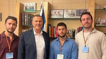 בפגישה עם ח"כ יולי אדלשטיין. פנחסי שני מימין. | דור במיל'