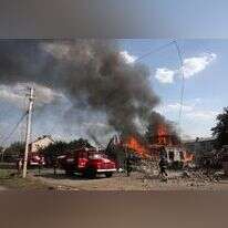 שריפה בבית פרטי שנהרס במהלך מתקפת טילים בעיירה קוסטיאנטיניבקה שבאזור דונייצק. | AFP