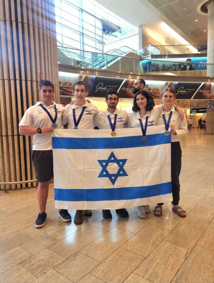 חברי נבחרת ישראל במתמטיקה ופיזיקה. | משרד החינוך ומרכז מדעני העתיד