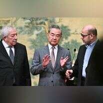 שר החוץ של סין וואנג יי ונציגי חמאס ופת"ח, בביג'ינג. | AFP