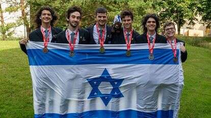 חברי נבחרת ישראל במתמטיקה ופיזיקה. | משרד החינוך ומרכז מדעני העתיד