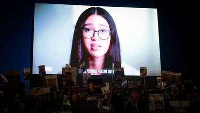 הסרטון של נועה ארגמני על מסך בהפגנה. | אבשלום ששוני - פלאש 90