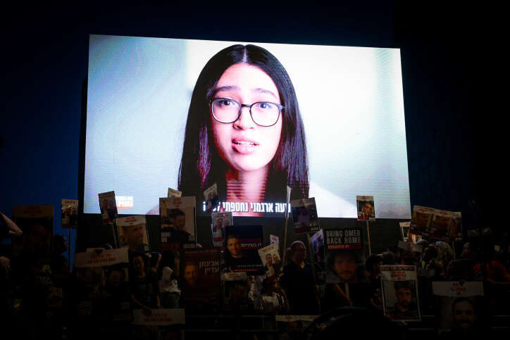 הסרטון של נועה ארגמני על מסך בהפגנה. | אבשלום ששוני - פלאש 90