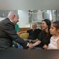 ראש הממשלה בנימין נתניהו נפגש עם נועה ארגמני ואביה בביה״ח שיבא, לאחר החילוץ. | מעיין טואף - לע״מ