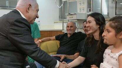 ראש הממשלה בנימין נתניהו נפגש עם נועה ארגמני ואביה בביה״ח שיבא, לאחר החילוץ. | מעיין טואף - לע״מ