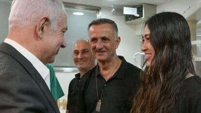 ראש הממשלה בנימין נתניהו נפגש עם נועה ארגמני ואביה בביה״ח שיבא, לאחר החילוץ. | מעיין טואף - לע״מ