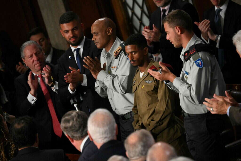 סגן אביחיל ראובן, רב-סמל ראשון אשרף אלבחירי, סגן אסא סופר וסגן יונתן בן חמו, בנאומו של נתניהו בקונגרס. | Drew ANGERER / AFP)