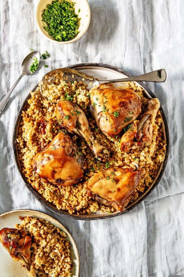 כרעי עוף על מצע בורגול. | סיון ציפורין