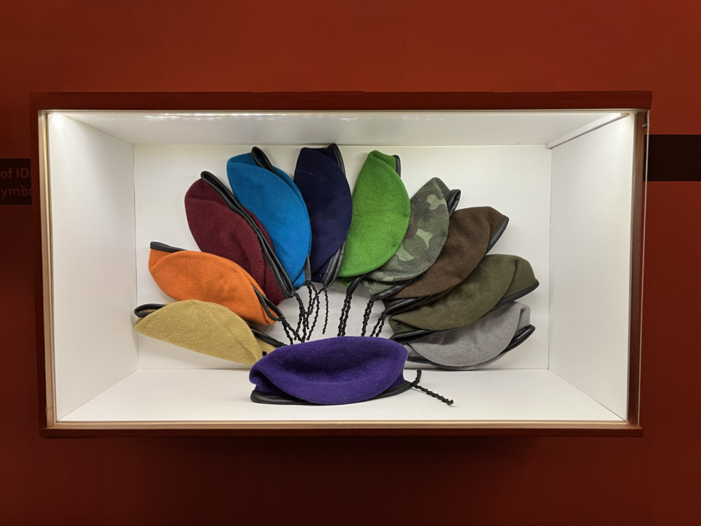 הסיבות ההיסטוריות לבחירת צבע שנהיה לאייקון. מתוך התערוכה. | אלעד שריג