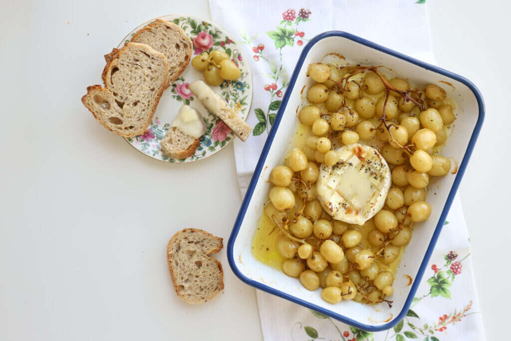 קממבר אפויה עם ענבים. | אפרת ליכטנשטט