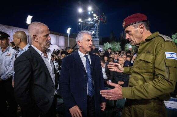 הרמטכ"ל הרצי הלוי, ראש השב"כ רונן בר וראש המוסד דדי ברנע, בטקס יום השואה האחרון. | חיים גולדברג, פלאש 90