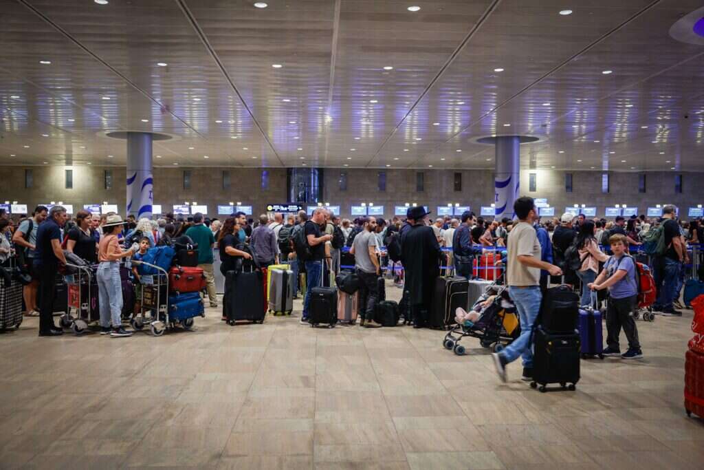 נוסעים בנמל התעופה בן גוריון. | נתי שוחט / פלאש 90