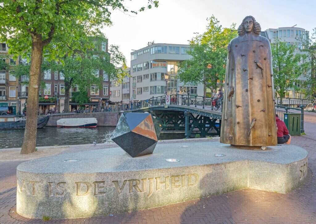 "מקפיד ללמוד את שפינוזה לפני לימוד הגמרא היומי". פסל שפינוזה באמסטרדם. | גטי אימג'ס