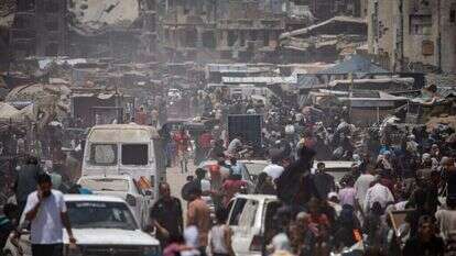 אזרחים עזתים נעים מחאן יונס לאזור ההומניטרי באל-מוואסי, יולי 24'. | EPA אזרחים עזתים נעים מחאן יונס לאזור ההומניטרי באל-מוואסי, יולי 24'. | EPA