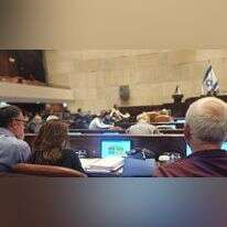 חברי מפלגת כחול לבן צופים בנאום. | עמיאל ירחי