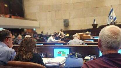 חברי מפלגת כחול לבן צופים בנאום. | עמיאל ירחי