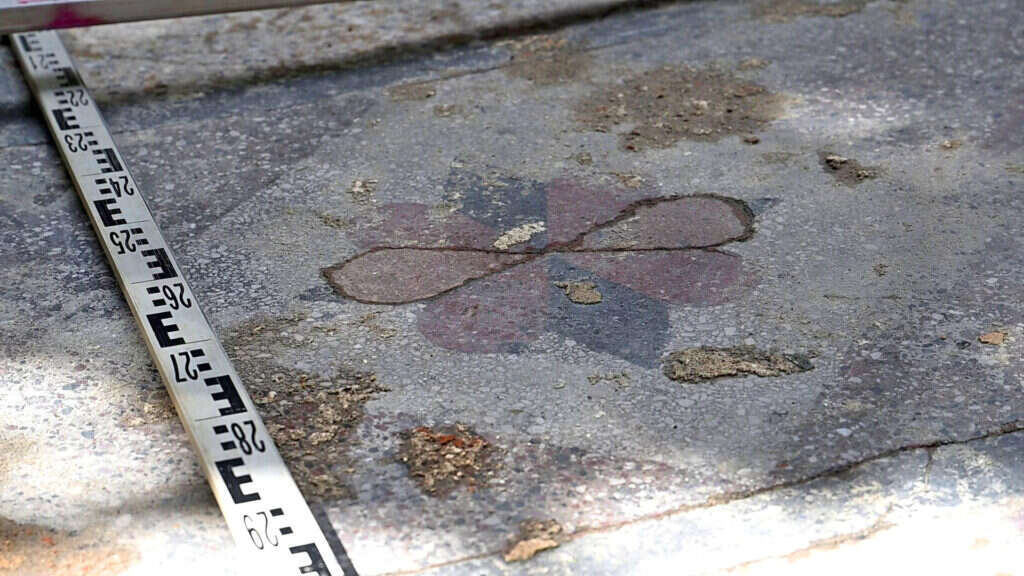 עיטור פרח על רצפת בית הכנסת. | רשות העתיקות