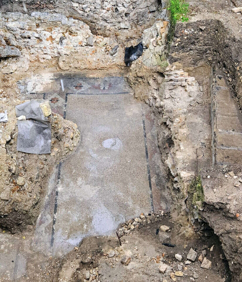 רצפת בית הכנסת המעוטרת בפרחים. | רשות העתיקות