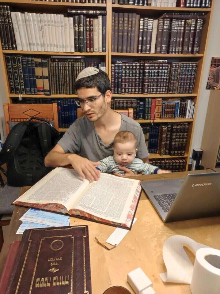 במהלך הלימוד עם בנו. | באדיבות המשפחה במהלך הלימוד עם בנו. | באדיבות המשפחה