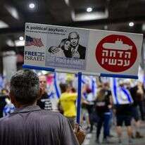 הדמוקרטיה היא "הפיכה". מפגינים בנתב"ג, השבוע. | אבשלום ששוני, פלאש 90