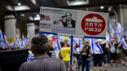 הדמוקרטיה היא "הפיכה". מפגינים בנתב"ג, השבוע. | אבשלום ששוני, פלאש 90