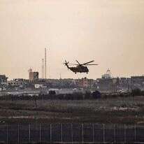 "תהיה מלחמה קשה בלבנון". מסוק קרב מעל עזה. | גטי אימג'ס