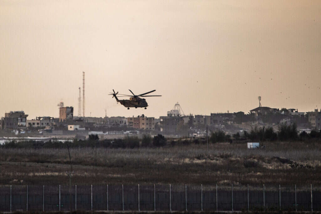 "תהיה מלחמה קשה בלבנון". מסוק קרב מעל עזה. | גטי אימג'ס