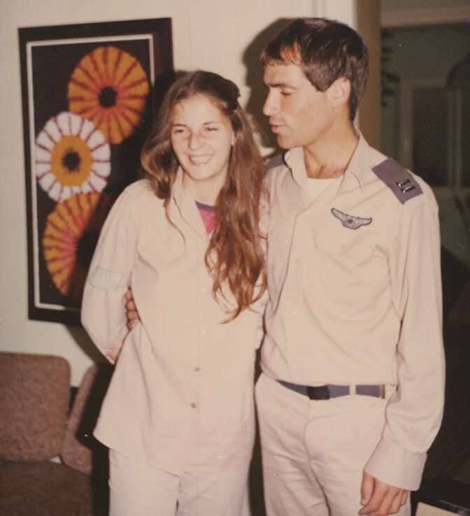 קונפליקט בין השירות למשפחה. עם אשתו אוה. | מתוך האוסף הפרטי, באדיבות המצולם