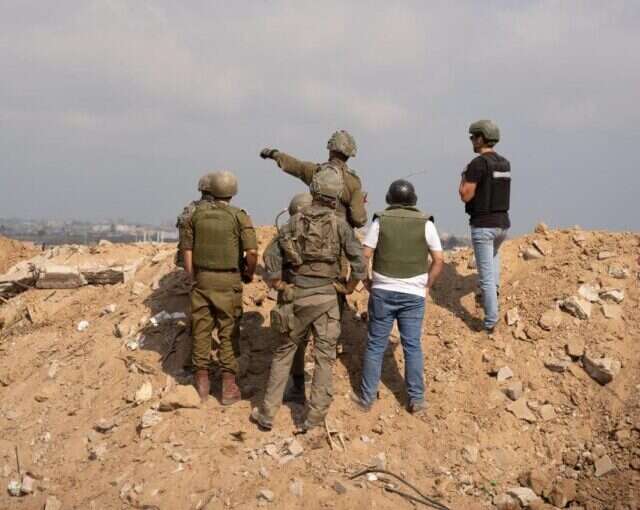 מח"ט אלכסנדרוני גיל ורנר בתדריך בתצפית במסדרון נצרים. | דובר צה"ל