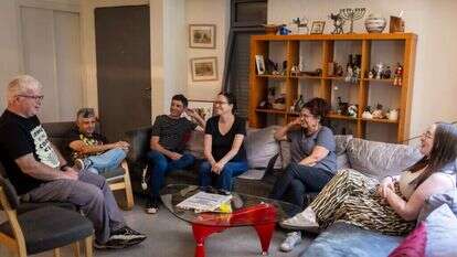 "אומרים 'כשהתותחים רועמים המוזות שותקות', אבל היא אמירה פשוט לא נכונה". מימין לשמאל: שרמן־פרידמן, דליות, פולק, צ'רקה, חזקיהו ופינק. | אריק סולטן