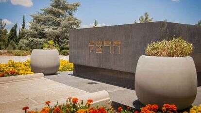 קברו של חוזה המדינה בנימין זאב הרצל, בהר הרצל. | שאטרסטוק