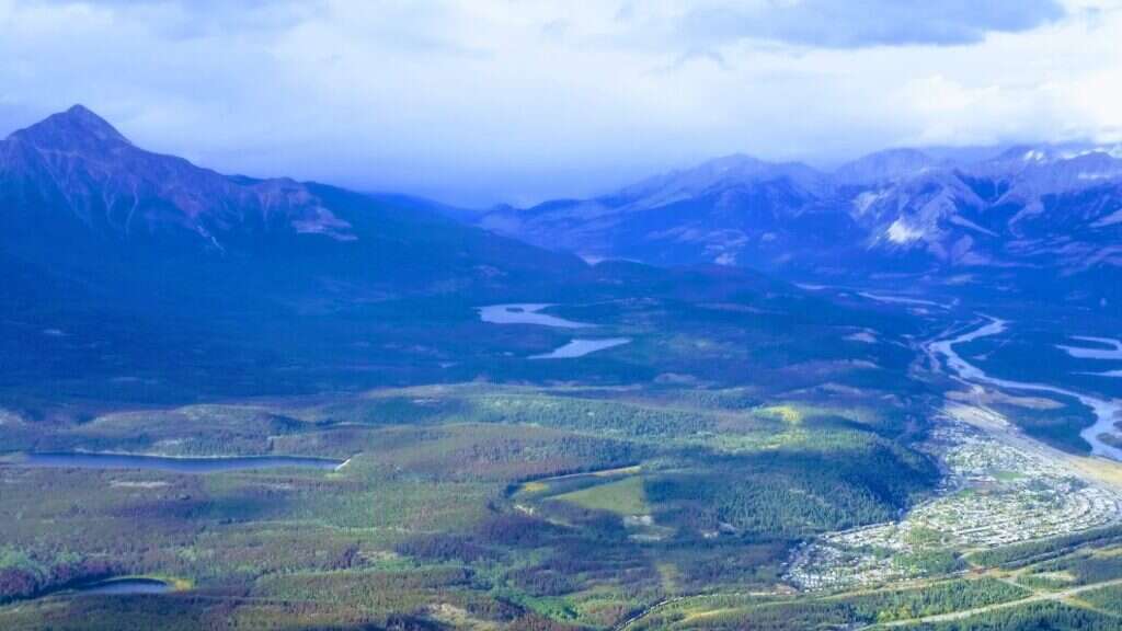 מבט מלמעלה על העיירה ג'ספר (מימין למטה), היערות, האגמים וההרים הסובבים אותה. | זאבי פילזר