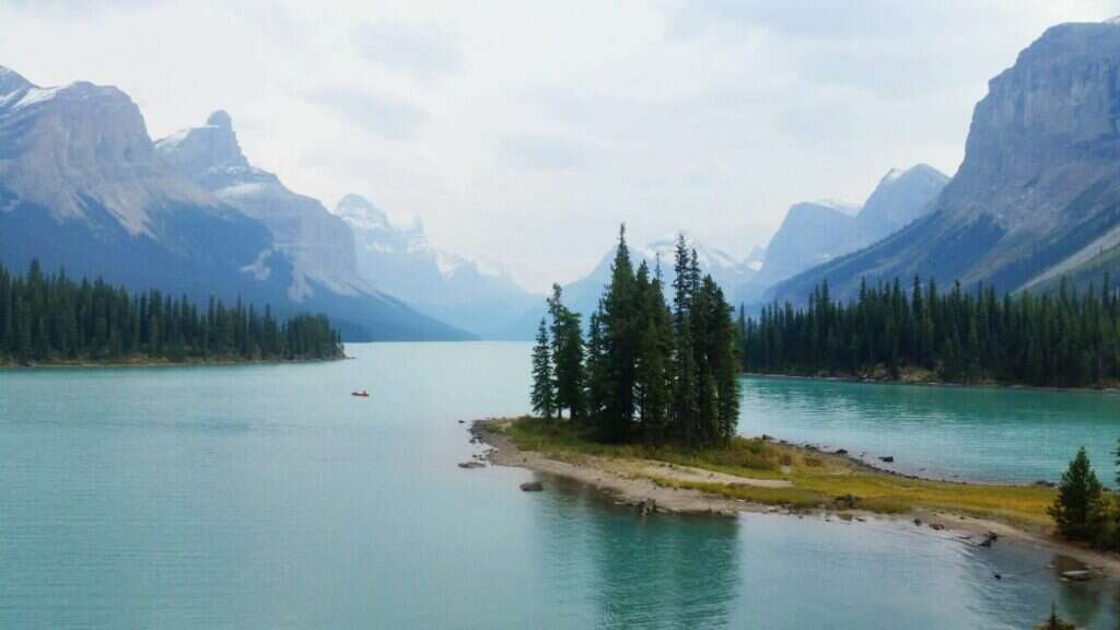 נחשב לאחד הפארקים הלאומיים היפים ביותר בקנדה. "אי הנשמות" באגם מאלין, אחד הפנינים של הרי הרוקי. | זאבי פילזר