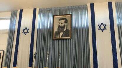 תמונתו של הרצל בהיכל העצמאות, תל אביב. | שאטרסטוק תמונתו של הרצל בהיכל העצמאות, תל אביב. | שאטרסטוק