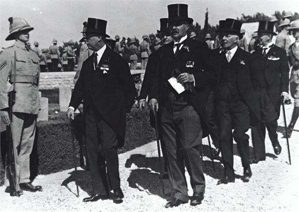 חברי ועדת פיל בסיור בבית הקברות בהר הצופים. מתוך ארכיון הצילומים של קרן קיימת לישראל