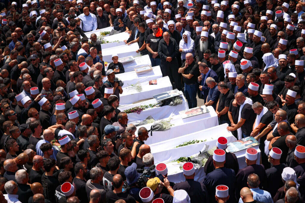 הלוויתם של הילדים שנהרגו מפגיעת טיל במגרש הכדורגל במג'דל שמס. | דוד כהן - פלאש 90