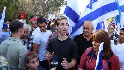 קבלת הפנים לסער אופיר, ששוחרר ממעצר אחרי שנחשד ברצח מחבל נוחב'ה, בביתו באלקנה. | יוסי זליגר