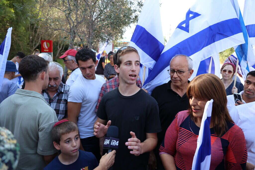 קבלת הפנים לסער אופיר, ששוחרר ממעצר אחרי שנחשד ברצח מחבל נוחב'ה, בביתו באלקנה. | יוסי זליגר