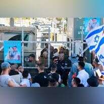 Right-wing Israelis demonstrate next to the Sde Teman military base near Beersheba, against the detention for questioning of military reservists who were suspected of harming Hamas militants arrested after taking part in the October 7 attack on Israel, on July 29, 2024. (Photo by Menahem Kahana / AFP)