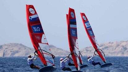 שרון קנטור, ראשונה מימין. | AFP