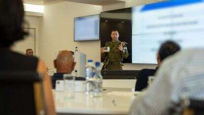 אלוף פיקוד המרכז אבי בלוט בשיחה עם ראשי הרשויות ביו"ש. | דובר צה"ל