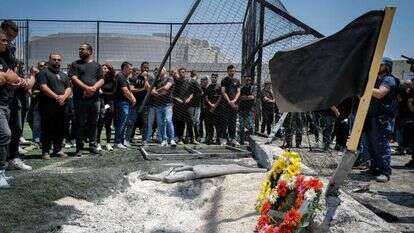 מקום נפילת הרקטה במגרש הכדורגל במג'דל שמס. | מיכאל גלעדי, פלאש 90 מקום נפילת הרקטה במגרש הכדורגל במג'דל שמס. | מיכאל גלעדי, פלאש 90