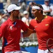 רפאל נדאל (ימין) ונובאק ג'וקוביץ בפתיחת המפגש ה-60 ביניהם, אתמול. | MARTIN BERNETTI / AFP