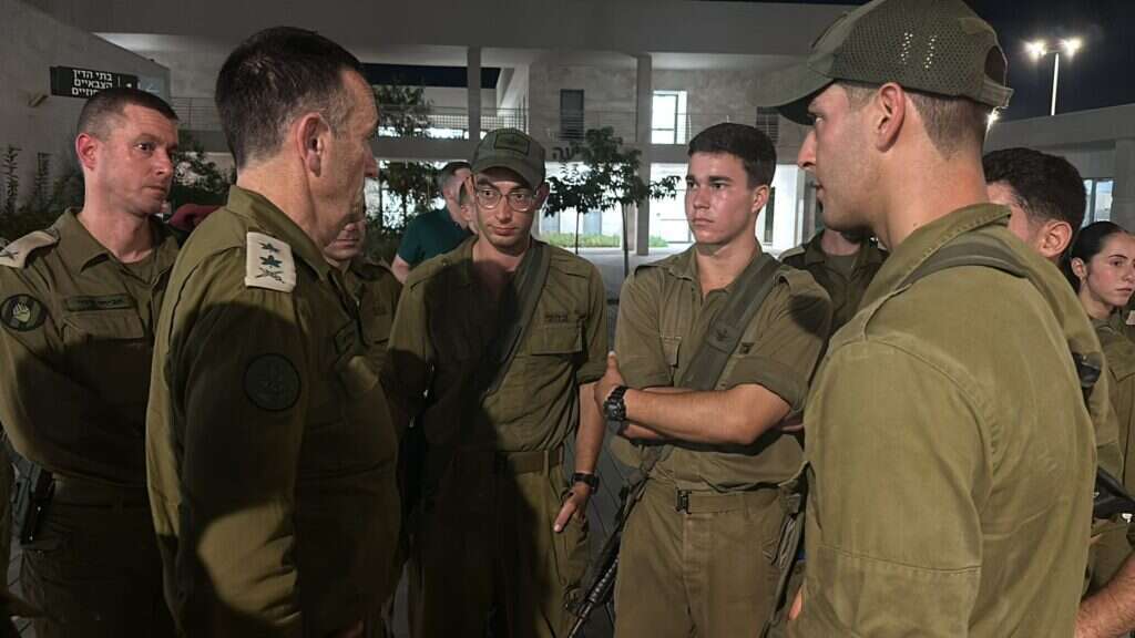 הרמטכ"ל הרצי הלוי בבסיס שדה תימן, אמש. | דובר צה"ל