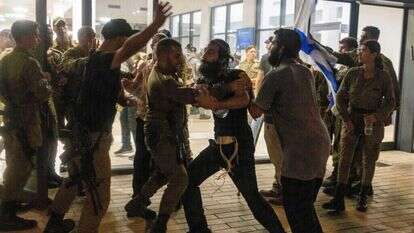 מהומות בבסיס בית-ליד בעקבות מעצר הלוחמים. | AFP מהומות בבסיס בית-ליד בעקבות מעצר הלוחמים. | AFP