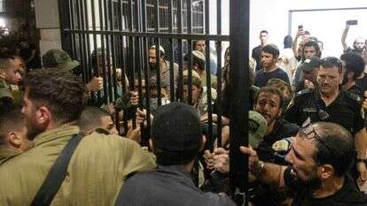 מהומות בבסיס בית-ליד בעקבות מעצר הלוחמים. | AFP