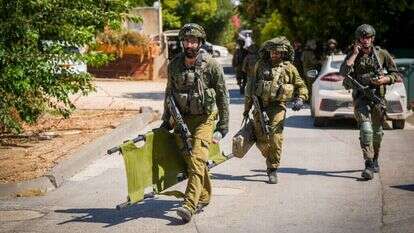 חיילי צה"ל בזירת הנפילה. | אייל מרגולין / פלאש 90