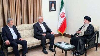 איסמעיל הנייה עם מנהיג הג'יהאד האסלאמי זיאד נח'אלה אצל נשיא איראן מסעוד פזשכיאן, פחות מיממה לפני שחוסל. | AFP