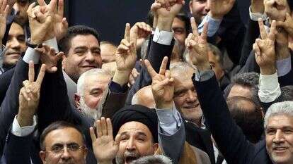 איסמעיל הנייה בטקס השבעתו של נשיא איראן, ביום לפני שוסל. | AFP